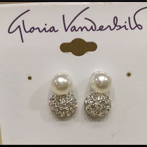 Gloria  Vanderbild pierced earring